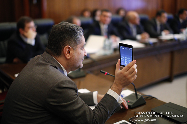 Արդյունաբերական խորհրդի նիստում վարչապետին է ներկայացվել և նվիրվել հայկական արտադրության առաջին պլանշետը
