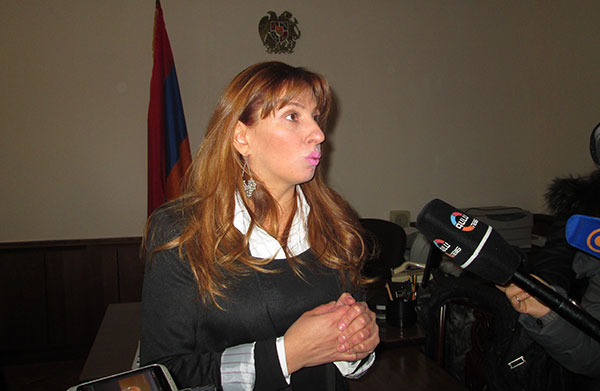 Զարուհի Փոստանջյանը Հովիկ Աբրահամյանին «գլխիվայր» աքլոր կնվիրի (Տեսանյութ)