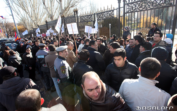 Էդ թուր ու թվանքը որ վերցրել, գնում եք կռվի, մինչեւ ո՞ր խաչմերուկ եք գնալու. «Հրապարակ»