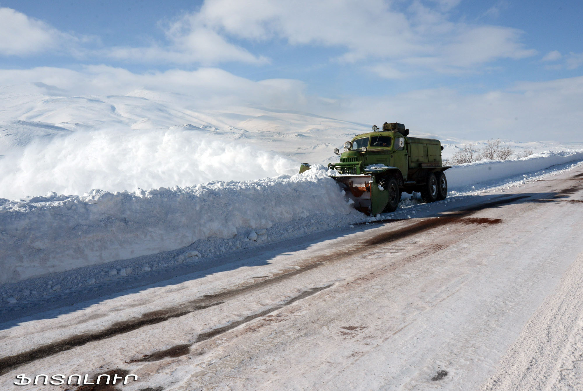 Հանրապետության մի շարք վայրերում թույլ ձյուն է տեղում. վարորդներին կրկին հորդորում ենք ցուցաբերել ծայրաստիճան զգոնություն և զգուշություն