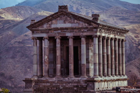Գառնիի հեթանոսական տաճարում էլ որոշ ծեսերի ժամանակ հայ աղջիկներն իրենց կուսությունն էին զոհաբերում. «Չորրորդ իշխանություն»