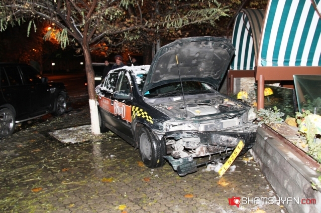 Սերվիսի տերերը հայտարարում են, որ տաքսին առանց վարորդի բախվել է Range Rover-ին. shamshyan.com