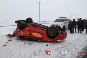 Եղվարդ-Երևան ավտոճանապարհին բախվում են Audi A6-ն ու Opel-ը, վերջինս գլխիվայր շրջվում է. shamshyan.com  (Տեսանյութ)