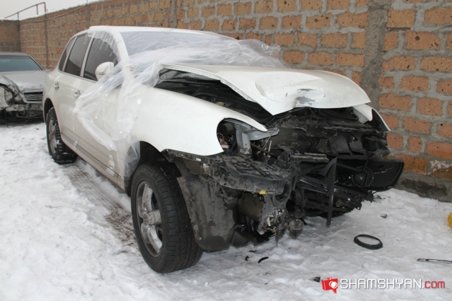 Երեւանում բախվել են Mercedes-ն ու Porsche Cayenne-ը. shamshyan.com