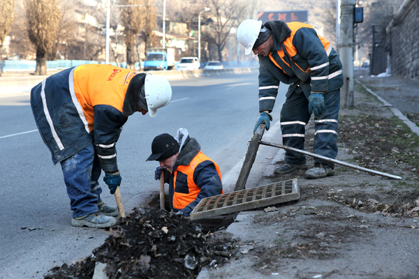 Մաքրվում են մայրաքաղաքի հեղեղատար համակարգերը