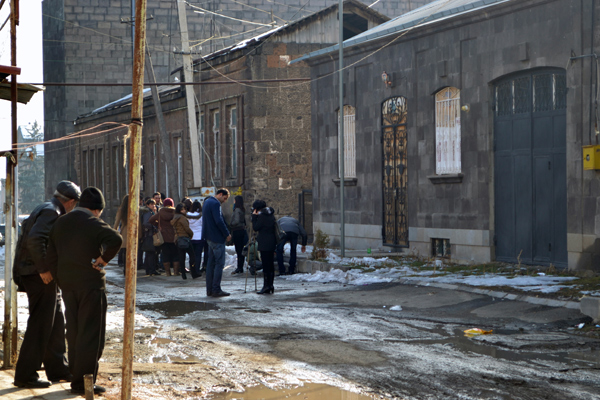 Ցավի ու զորակցության ակցիա Գյումրիում՝ Ուկրաինայի փակ հյուպատոսարանի դիմաց