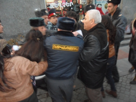 Լյուդմիլա Սարգսյանը մուտք է գործել ոստիկանության Կենտրոն բաժանմունք՝ ՀԱԿ ակտիվիստների մոտ