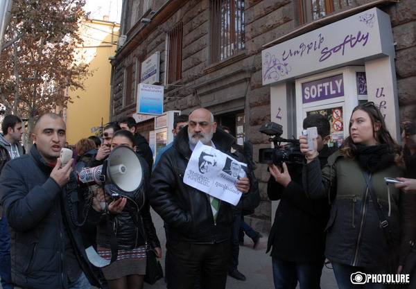 Սպառնում են լրագրողի լուսանկարները Անժելա Սարգսյանի լուսանկարների պես դարձնել ու տարածել  (Տեսանյութ)