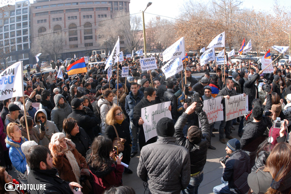 Ցուցարարները վիճում են ոստիկանների հետ (Տեսանյութ)