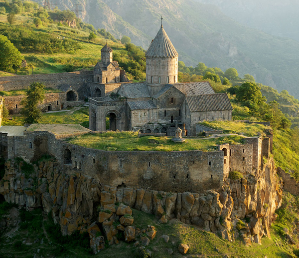 «Եկեղեցիներից բացի, տուրիստներին այլ բան ցույց տալո՞ւ ենք». պատգամավորը՝ նախարարին