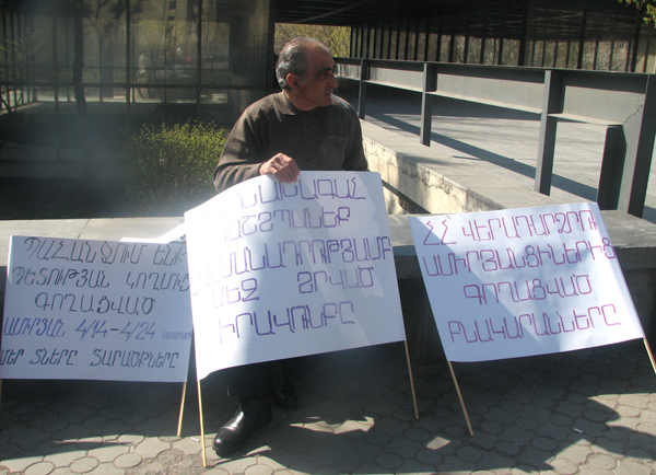 Ամիրյան 4/4-ի բնակիչները բողոքում էին նախագահականի դիմաց (Տեսանյութ)