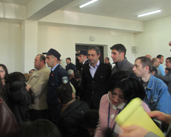 «Հարսնաքարի» գործով վճռի հրապարակումը ուղեկցվեց միջադեպերով, հայհոյանքներով, սպառնալիքներով (Տեսանյութ)