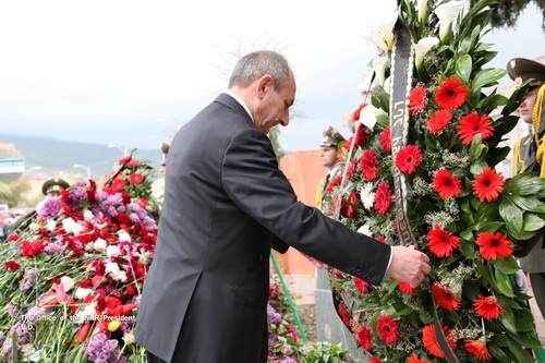 ԼՂՀ նախագահ Բակո Սահակյանը ծաղիկներ է դրել Մեծ եղեռնի անմեղ զոհերի հիշատակը հավերժացնող հուշակոթողին