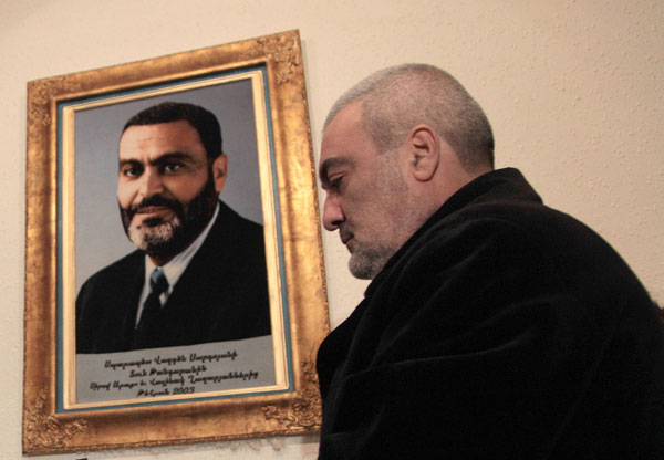 Անդրանիկ Քոչարյան. «Սեյրան Օհանյանն ուզում է Արմեն Սարգսյանի միջոցով կապ պահել Վազգեն Սարգսյանի ընտանիքի հետ»
