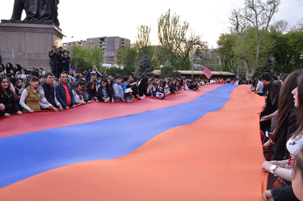 Մեկնարկեց Ջահերով երթը. երիտասարդներն այրեցին Թուրքիայի դրոշը. (Տեսանյութ)