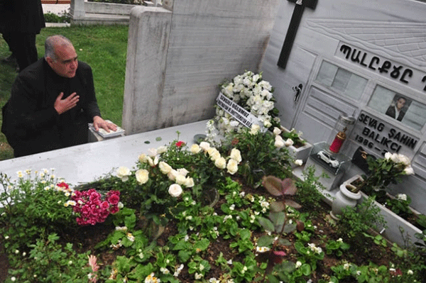 Րաֆֆի Հովհաննիսյանը Ստամբուլում այցելել է ապրիլի 24-ին ծառայակցի կողմից սպանված Սեւակի գերեզման. News.am