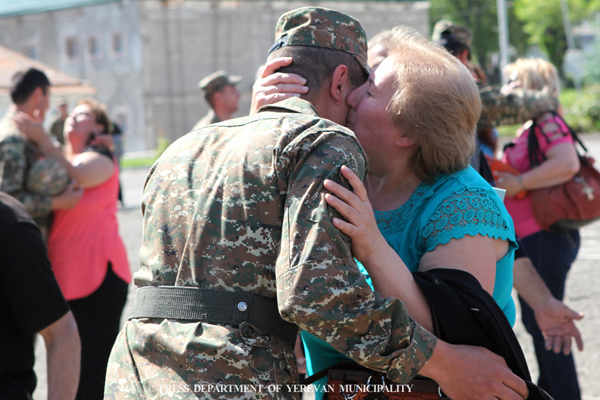 Երևանաբնակ շուրջ 1000 զինծառայողների ծնողներ հանդիպել են իրենց զավակների հետ