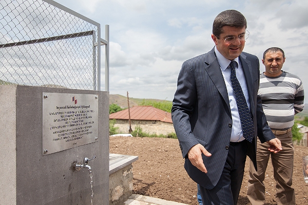 ԼՂՀ Ակնաղբյուր գյուղում հանդիսությամբ բացվեցին ջրամատակարարման համակարգը եւ համայնքային կենտրոնը