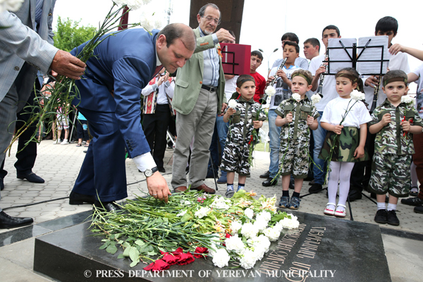 Քաղաքապետը ծաղիկներ է խոնարհել Արցախյան ազատամարտի և Հայրենական մեծ պատերազմի զոհերի հիշատակին