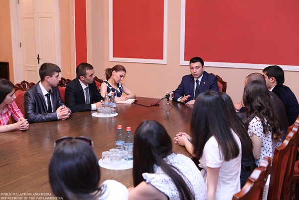 Ուսանողների խնդրանքով ԱԺ փոխնախագահը ներկայացրեց Հայաստանի ներքին եւ արտաքին մարտահրավերները