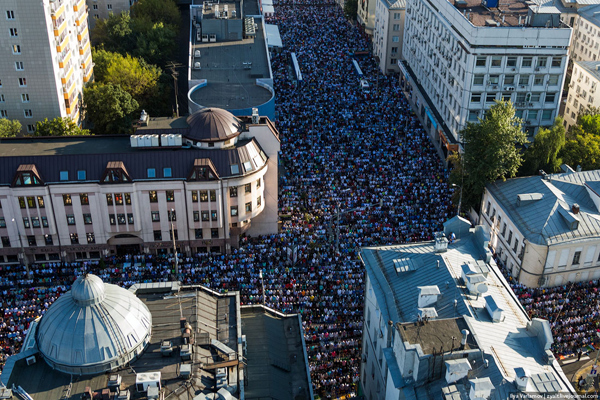 Իսլամի տասնյակ հազարավոր հետեւորդներ Մոսկվայում նամազ էին անում