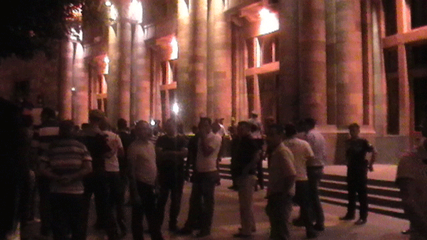 Ժամը 21:25-ին երթի մասնակիցները կառավարության շենքի դիմաց սուլում են