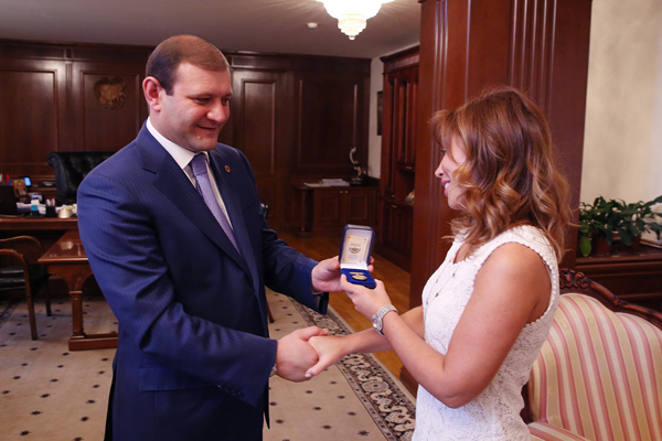 Ստամբուլահայ երգչուհի Սիպիլի Երևանը պարգևատրվեց քաղաքապետի ոսկե մեդալով
