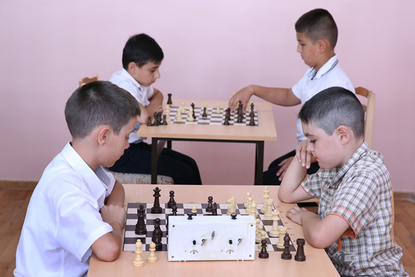 2013-2014թթ. ուստարում իմաստուն խաղի դպրոցները հաճախել են 522 երեխա