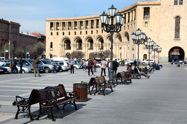 Մայրաքաղաքի վարչական շրջաններում տեղադրվել է թվով 500 «Երևան» ձուլվածքով նստարան