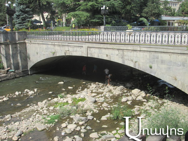 Երեխաները պղտոր ջրում ձուկ են որսում