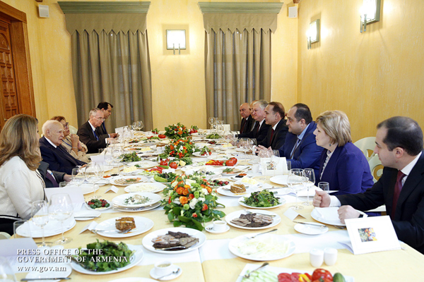 Հայաստանի վարչապետն աշխատանքային ճաշ է ունեցել Հունաստանի նախագահի հետ