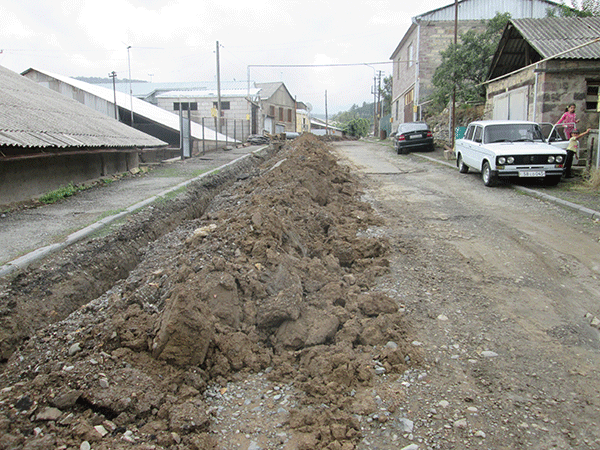 Նոյեմբերյանի փողոցներում «Սպիտակ-1»-ը սեւ, մեծ խոռոչներ է բացել