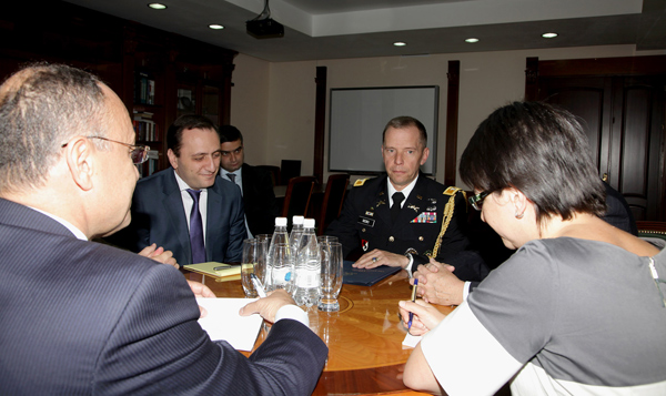 ՀՀ պաշտպանության նախարարը և դեսպան Հեֆֆերնը  քննարկել են ՆԱՏՕ-ի ձևաչափով պաշտպանական համագործակցությանն առնչվող հարցեր
