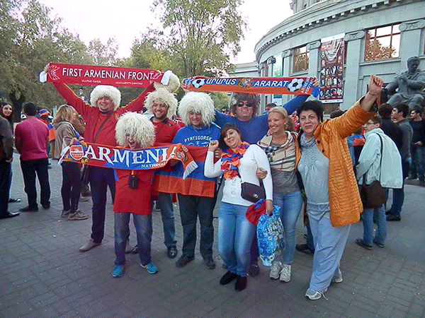 Հայաստանի հավաքականի երկրպագուների մեջ աղջիկները մեծ թիվ են կազմում (ֆոտոշարք)