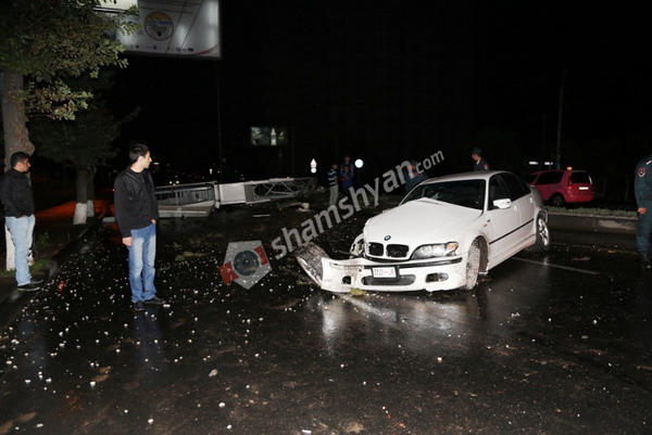 Երևանում 27-ամյա վարորդը BMW-ով տապալել է հեռուստագովազդային հսկա վահանակը (տեսանյութ). Shamshyan.com