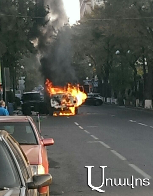 Երեւանի կենտրոնական փողոցում մեքենա էր այրվում (Տեսանյութ) 