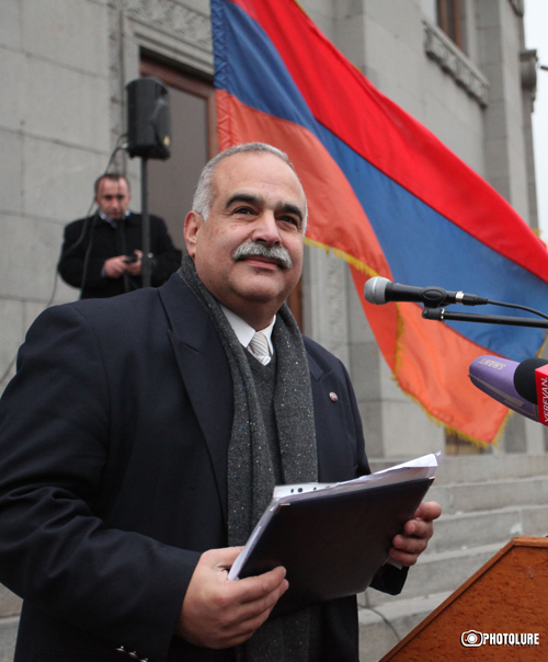 Ինչո՞ւ նույն Րաֆֆի Հովհաննիսյանը ոստիկանապետի հետ գնաց աղոթելու, այլ ոչ թե, ասենք, վերցրեց մի քարի կտոր ու հարվածեց նրա գլխին. «Հայոց աշխարհ»