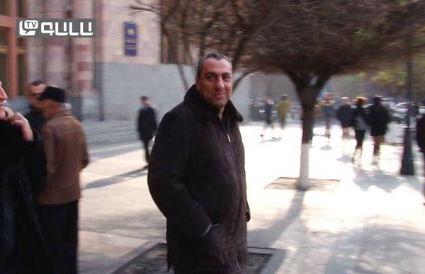 Ակտիվիստները բռնացրին Սամվել Ալեքսանյանին եւ ամոթանք տվեցին (Տեսանյութ) 