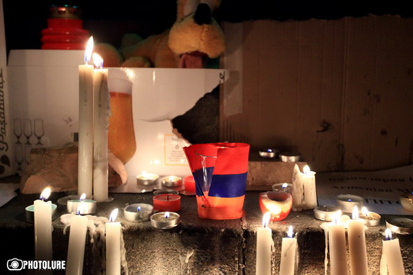 Երեւանցիները մոմ են վառում ու աղոթում Սերյոժա Ավետիսյանի համար (ֆոտոշարք)