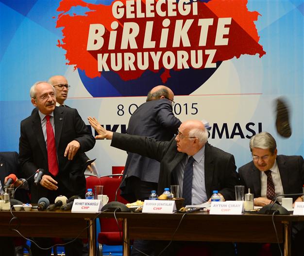 Թուրքիայի ընդդիմության ղեկավարի վրա կոշիկ են նետել. Hurriyet