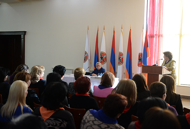 Սերժ Սարգսյանը հանդիպել է ՀՀԿ կանանց խորհրդի անդամների ու շրջանային կազմակերպությունների ակտիվի հետ