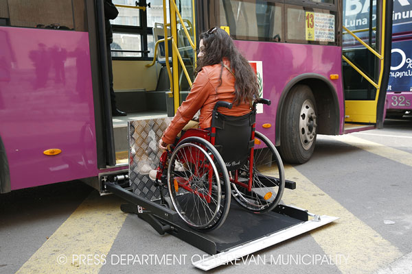 Ներքաղաքային հասարակական տրանսպորտի 10 ավտոբուսներ կահավորվել են հատուկ կարիքներ ունեցող անձանց տեղափոխման համար նախատեսված վերելակներով