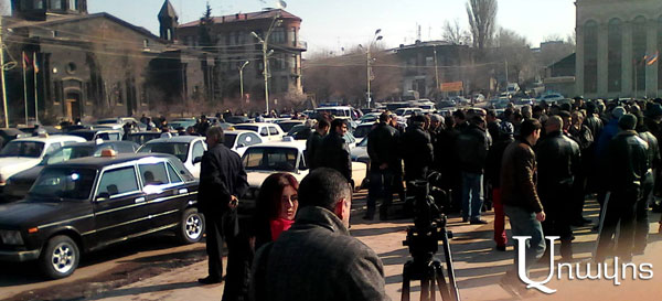 Բողոքի ակցիա Գյումրիում. ոտքի են կանգնել տաքսու վարորդները (Տեսանյութ) 