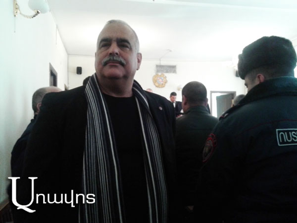 Րաֆֆի Հովհաննիսյանը, ի նշան արհամարհանքի, մեջքով կանգնեց դատարանին