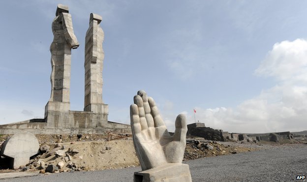 Դատարանը Էրդողանին տուգանել է հայ-թուրքական արձանը ծաղրելու համար. BBC