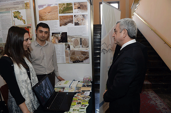 Սերժ Սարգսյանը հանդիպել է երիտասարդ գիտնականների աջակցության ծրագրի պատասխանատուների հետ