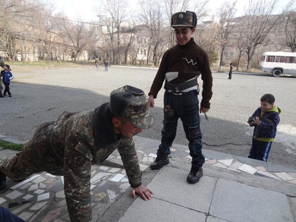 ԱՀԹ երիտասարդները կազմակերպեցին  նամակագիր երեխաների հանդիպումը զինվորների հետ