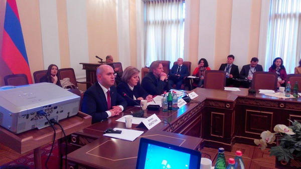 Ինչո՞ւ է Հայաստանի ԿԳ նախարարը մեր երկրում ելույթ ունենում օտար լեզվով