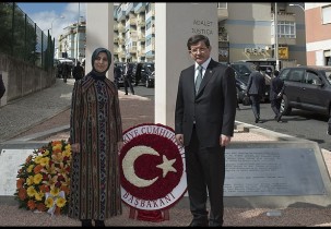 Դավութօղլուն ծաղկեպսակ է դրել ASALA-ի զոհը դարձած թուրք դիվանագետի հուշարձանին. Sondakika