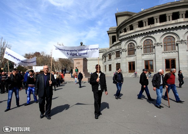    Նաիրիտցիները նախագահականից երթով գնացին Կառավարություն, որտեղ ավարտեցին ակցիան. News.am